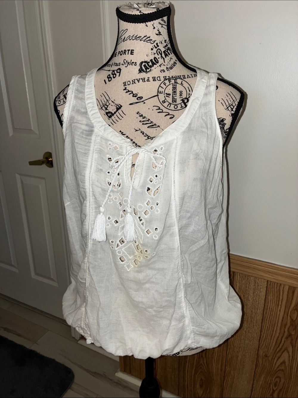 Sonoma Women’s White Embroidered Tassel Tank Top XL Good Condition!